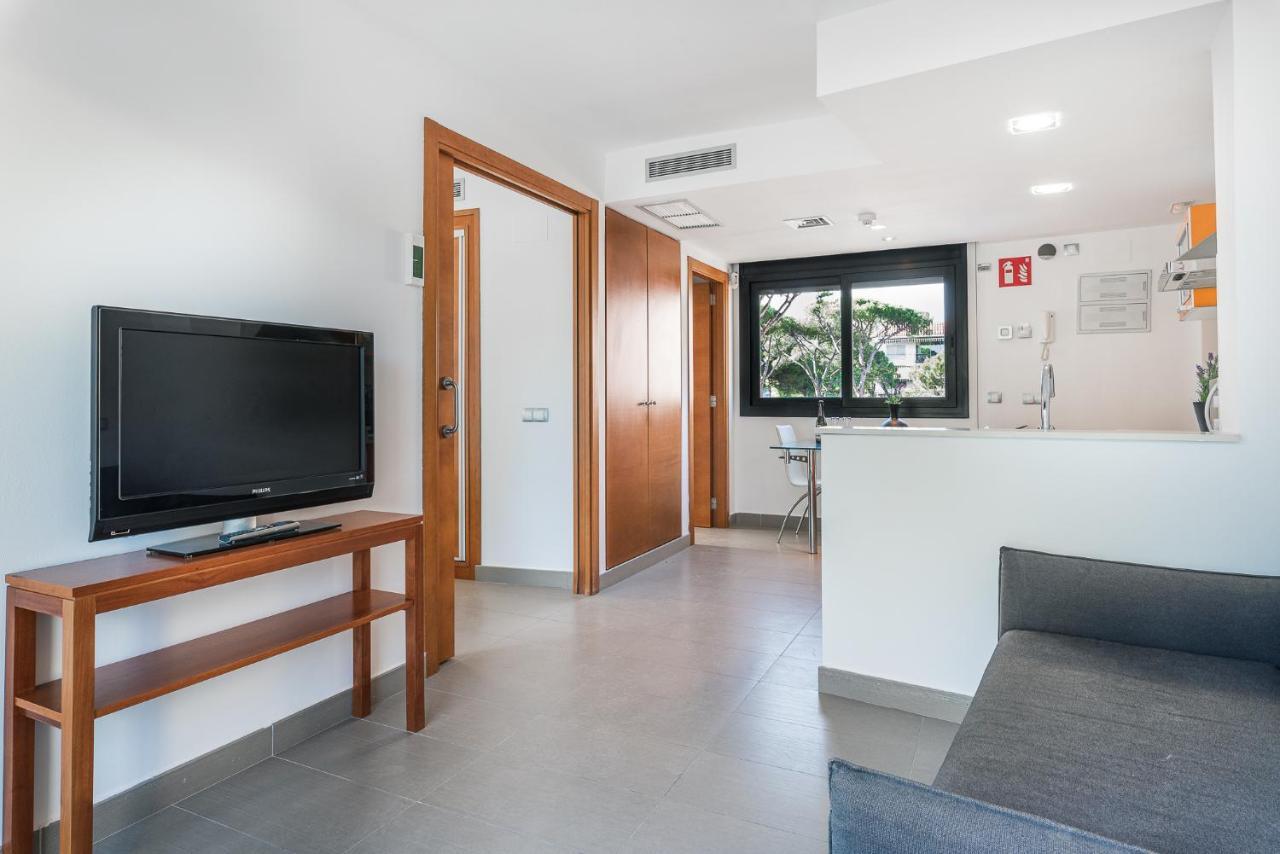 Aparthotel Las Palmeras Castelldefels Exterior photo