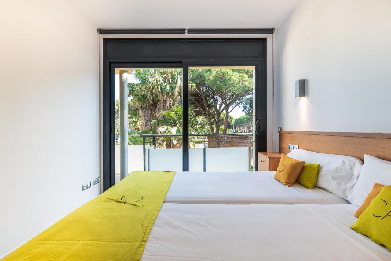 Aparthotel Las Palmeras Castelldefels Exterior photo