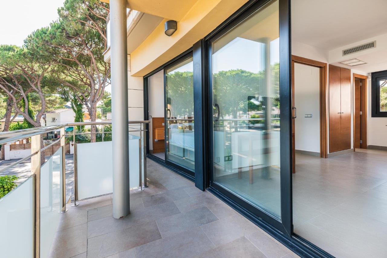 Aparthotel Las Palmeras Castelldefels Exterior photo