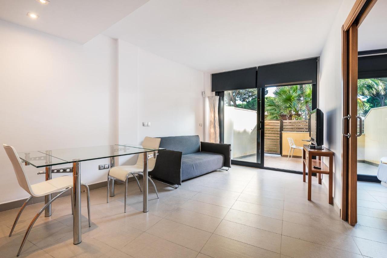 Aparthotel Las Palmeras Castelldefels Exterior photo