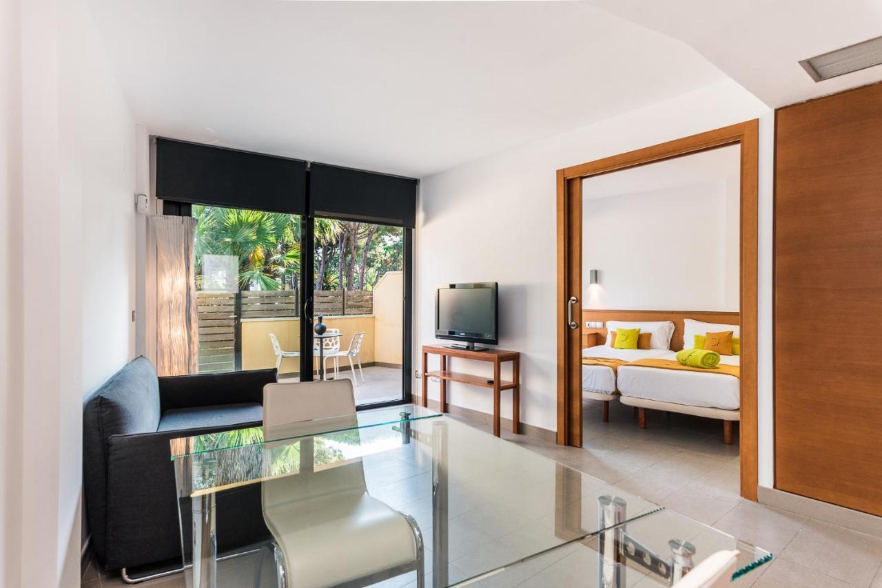 Aparthotel Las Palmeras Castelldefels Exterior photo