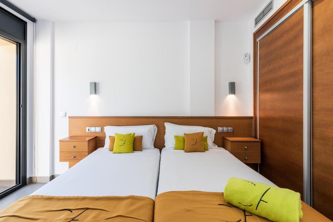 Aparthotel Las Palmeras Castelldefels Exterior photo