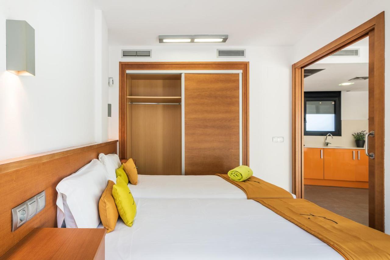 Aparthotel Las Palmeras Castelldefels Exterior photo