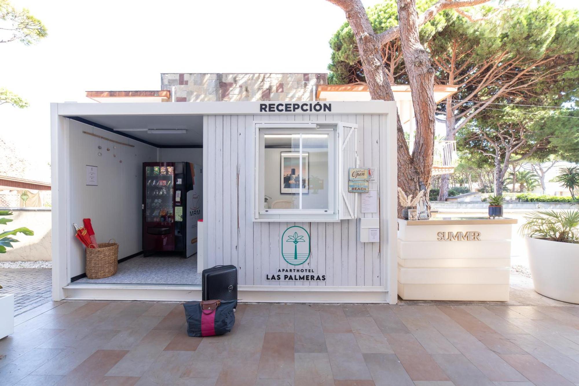 Aparthotel Las Palmeras Castelldefels Exterior photo