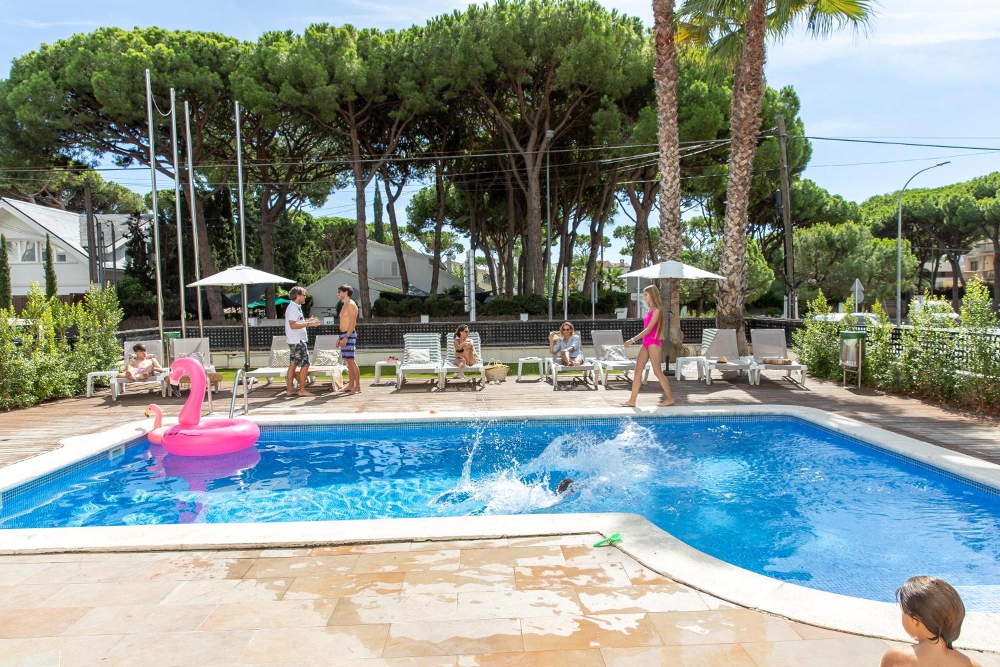 Aparthotel Las Palmeras Castelldefels Exterior photo