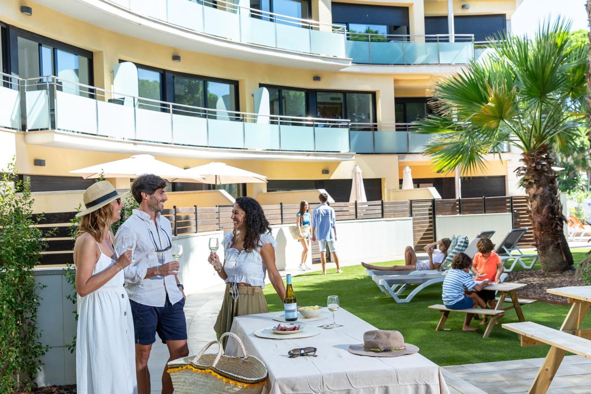 Aparthotel Las Palmeras Castelldefels Exterior photo