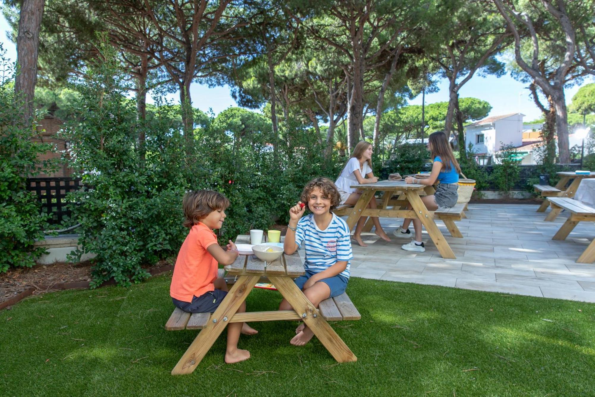 Aparthotel Las Palmeras Castelldefels Exterior photo